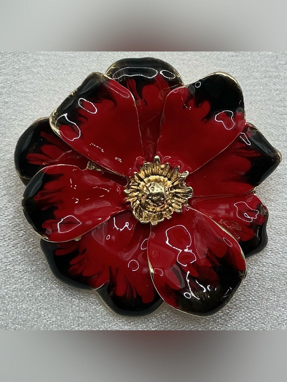 SMALL GOLD TONE RED AND BLACK ENAMEL FLOWER BROOCH NWOT